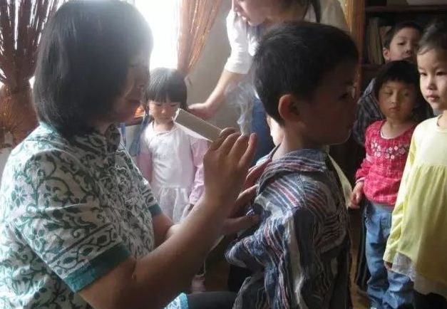 艾灸的好处:日韩孩子在艾灸中国孩子在输液!